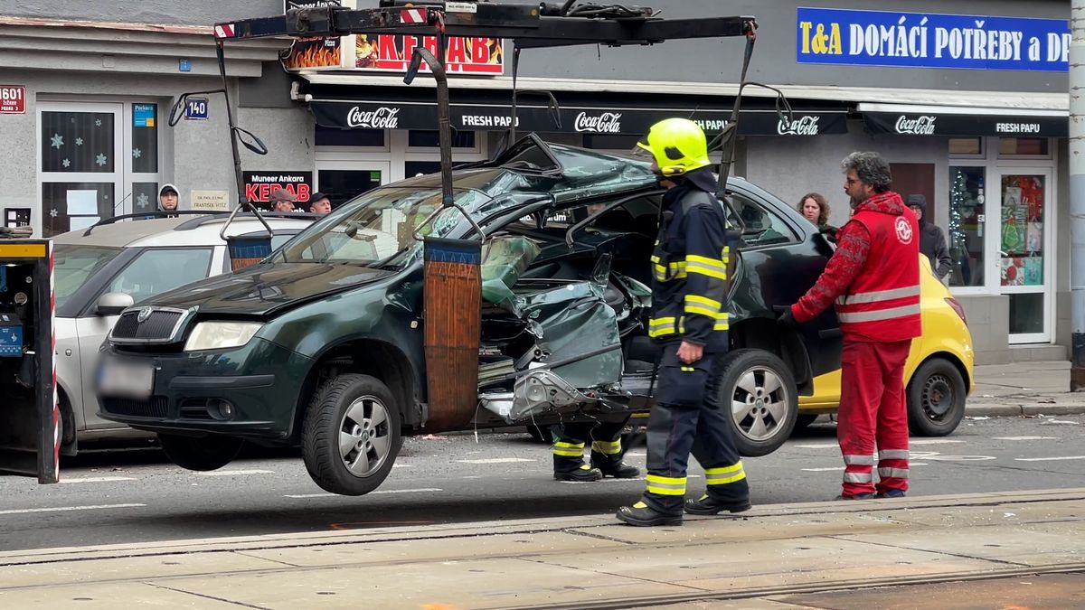 Při srážce auta s tramvají v Praze se zranily dvě ženy a dítě